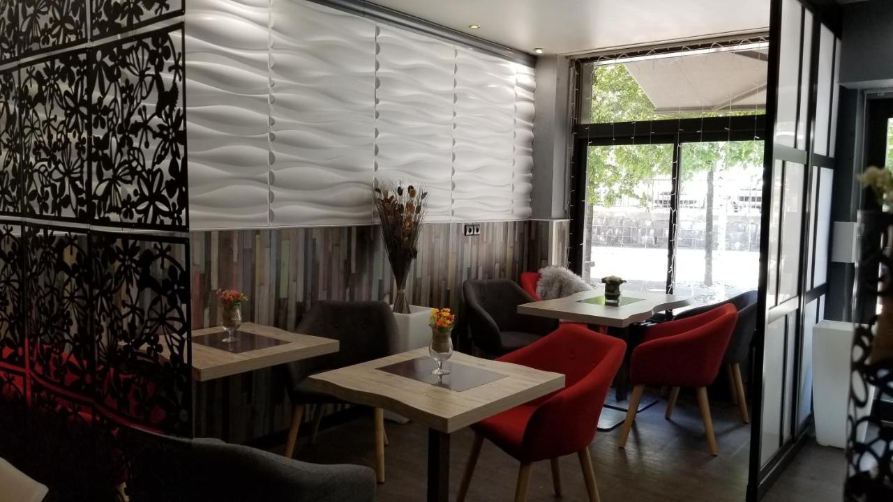 Hotel De La Gare 모단 외부 사진